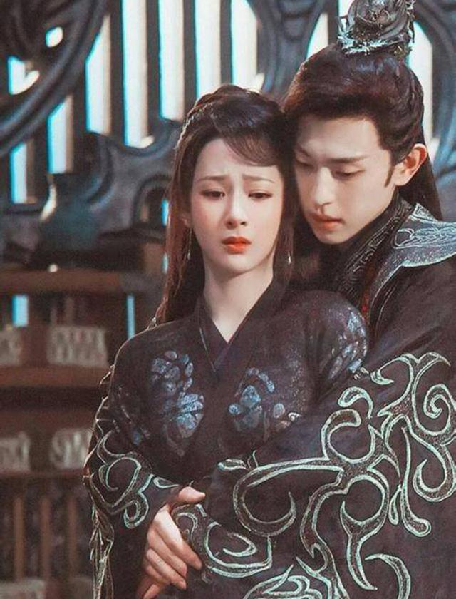 杨紫亲送邓伦一幅皱巴巴的画,画风古怪,网友:简直不忍直视啊!