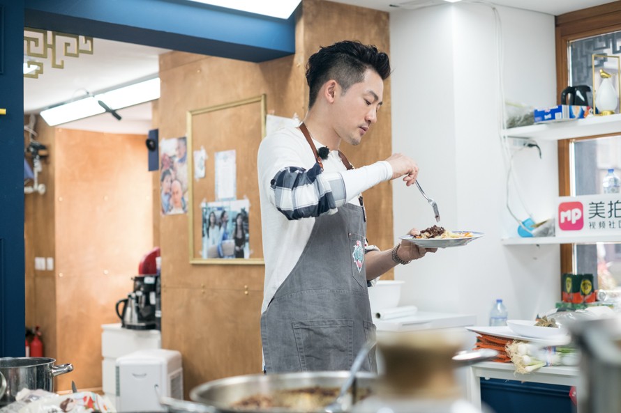 《中餐厅2》苏有朋挑战科尔马特色芝士"臭"晕众人