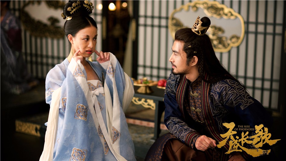 今晚,宁弈逼王才人说出实情,正将接近真相之时,天盛帝假装晕倒中断