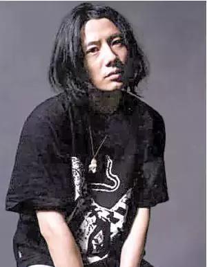 在刘芸的坚持下,郑钧剪掉了自己多年的长发.