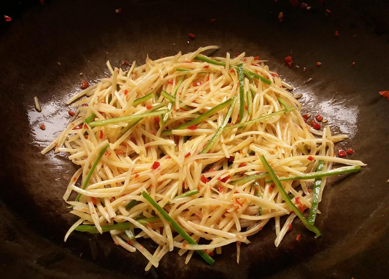 这是一道简单容易制作的家庭小炒, 酸辣土豆丝可谓是经典的下饭菜