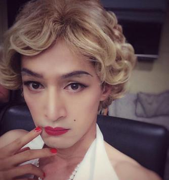 男扮女装你成功的逗笑观众了