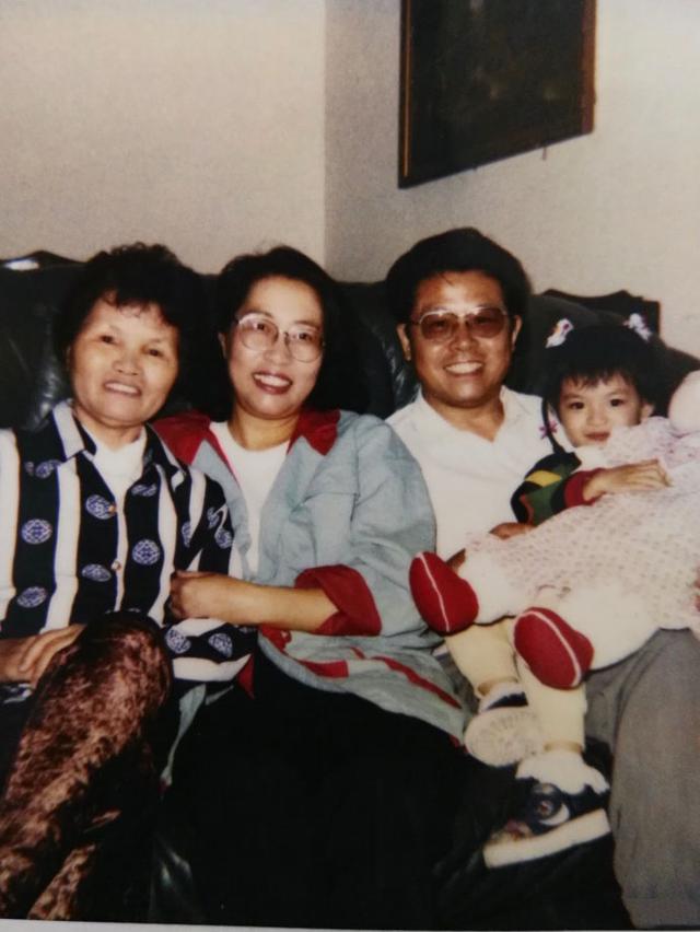 《芳华》女主角钟楚曦晒小时候与家人的合照,图三是妈妈吗?好美