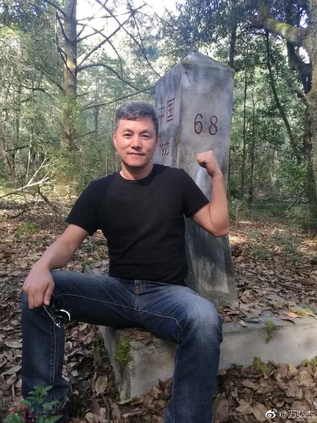 42岁靳东和46岁万弘杰,虽长的像,一个大器晚成,一个被遗忘