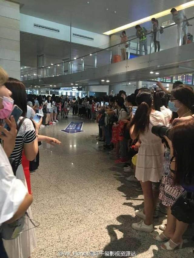 明星被粉丝接机,热巴亲切,王俊凯鞠躬感谢,千玺被堵得出不了站