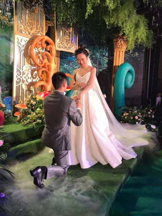 正文 7月29日,体操奥运冠军张成龙和妻子赵紫嫣举行大婚.