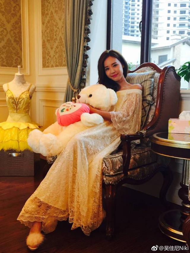 后苦练身材活成少女,27岁女儿近照太美|马景涛|吴佳尼|近照_新浪新闻