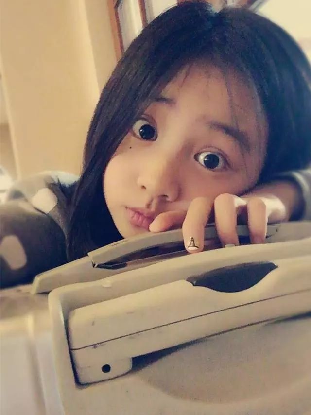 明星女儿做美甲,多多偏爱白色,grace喜欢彩色!