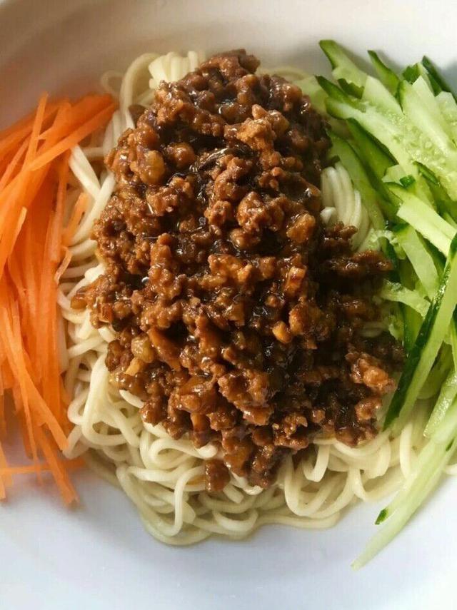 炸酱面人人都爱的面做法简单酱香味浓滑润爽口