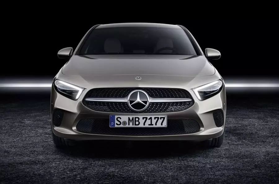 全新奔驰a级三厢版23.6万起售,仅搭载1.3t动力,竞争奥迪a3