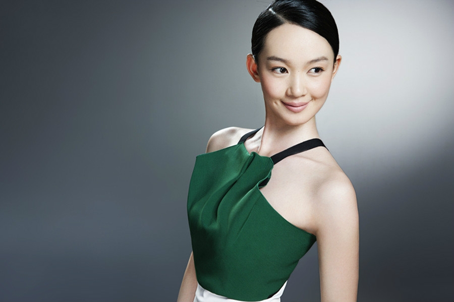 她被称知性氧气美女,26岁演《枪花》成名,如今32岁幸福成这样?