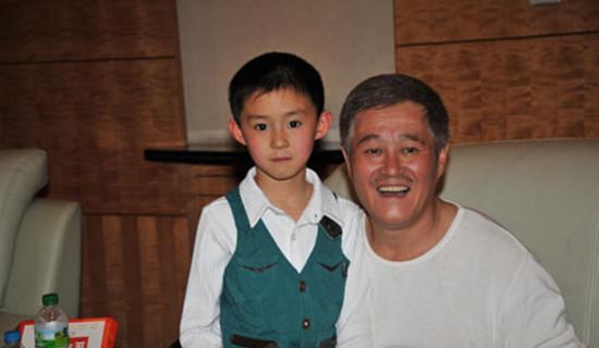 如今,王小虎和张可的儿子都已经17岁了,外形颇为帅气,小鲜肉一枚,长相