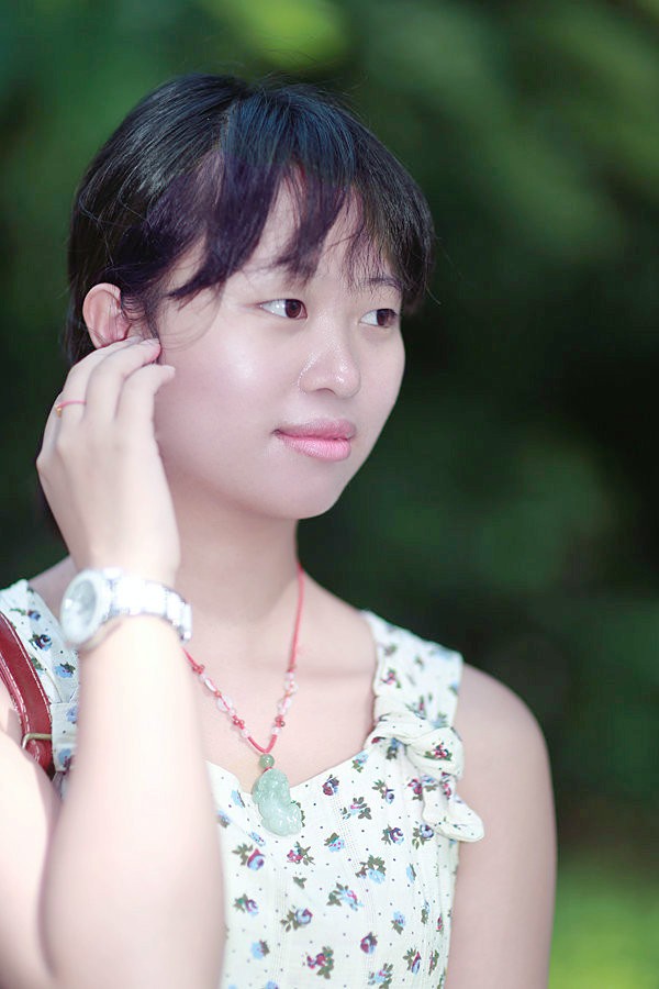 公园里一个清新可爱如水灵般美的少女姑娘