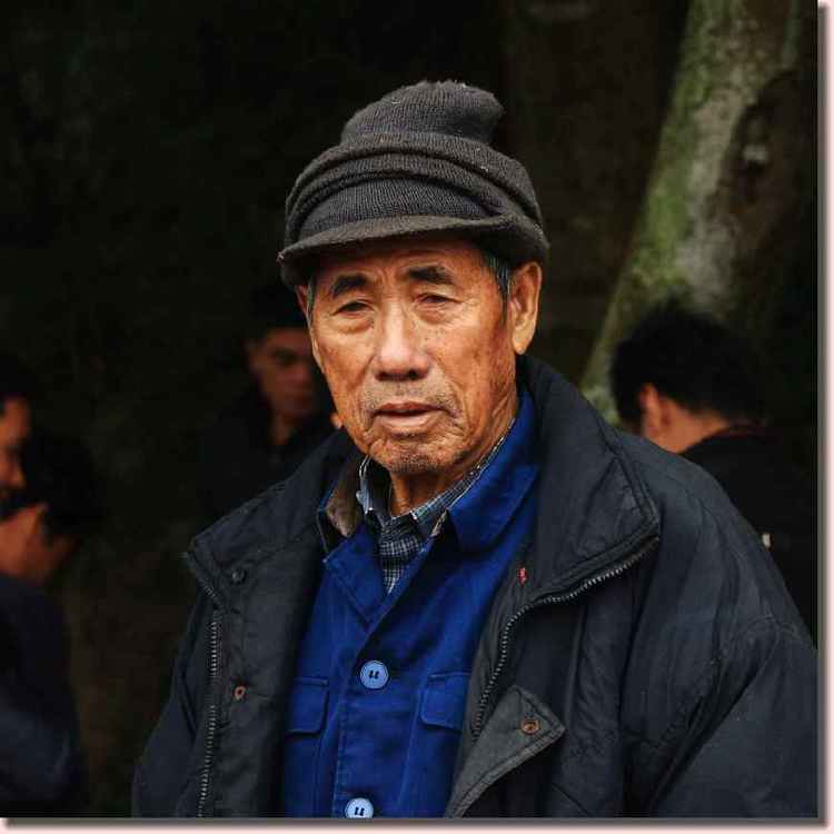 孤寡老人捡了一个孩子,孤身抚养了三年,村头来一辆车,惊喜来了|老汉