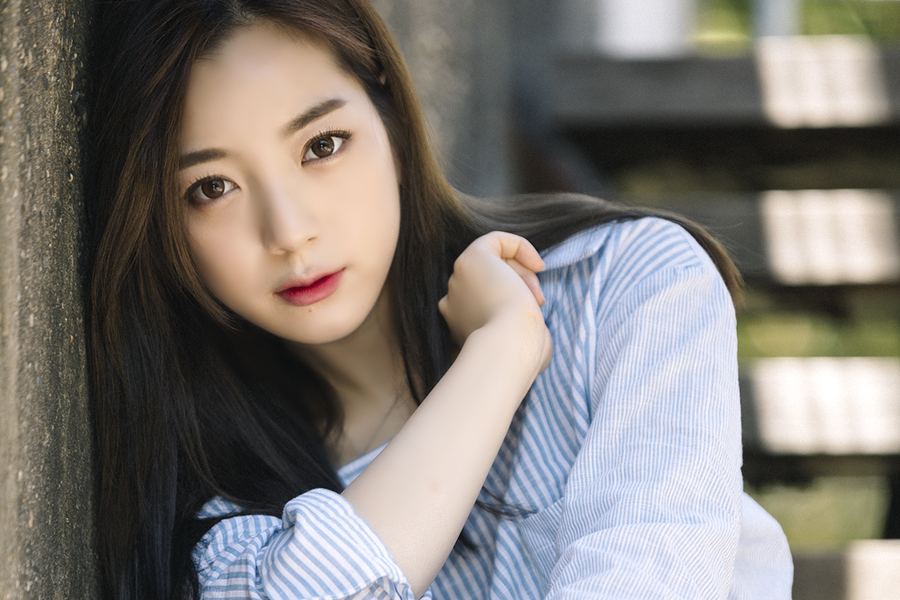 一个青春美丽,笑容怡人的长发姑娘