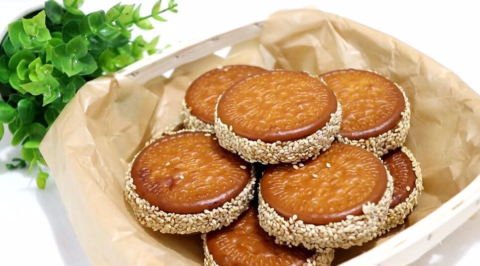 想吃南瓜饼不用买,试试这样做,两片饼干夹着,裹上芝麻又酥又香