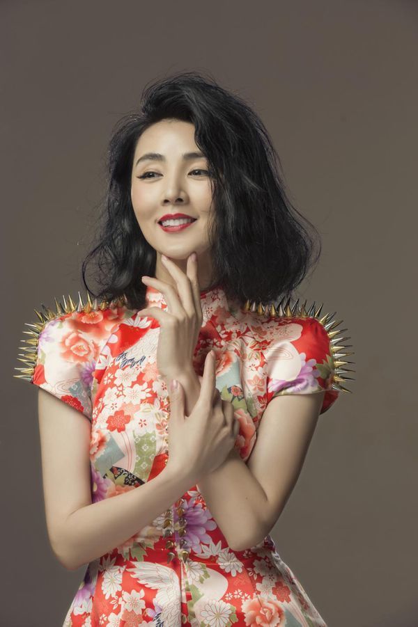 她为拍戏两个月不洗澡连哭一百多场险失明自费购买天价服装