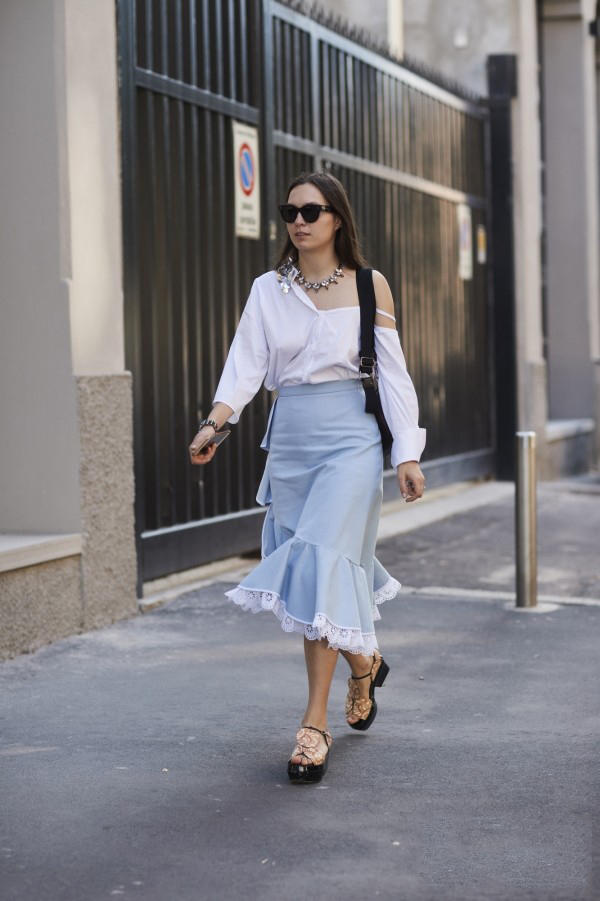  牛仔裙可以配高跟鞋吗(牛仔裙可以配黑色高跟鞋吗)