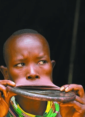 唇盘族女孩嘴唇像盘子一样大揭秘她们如何接吻吃饭