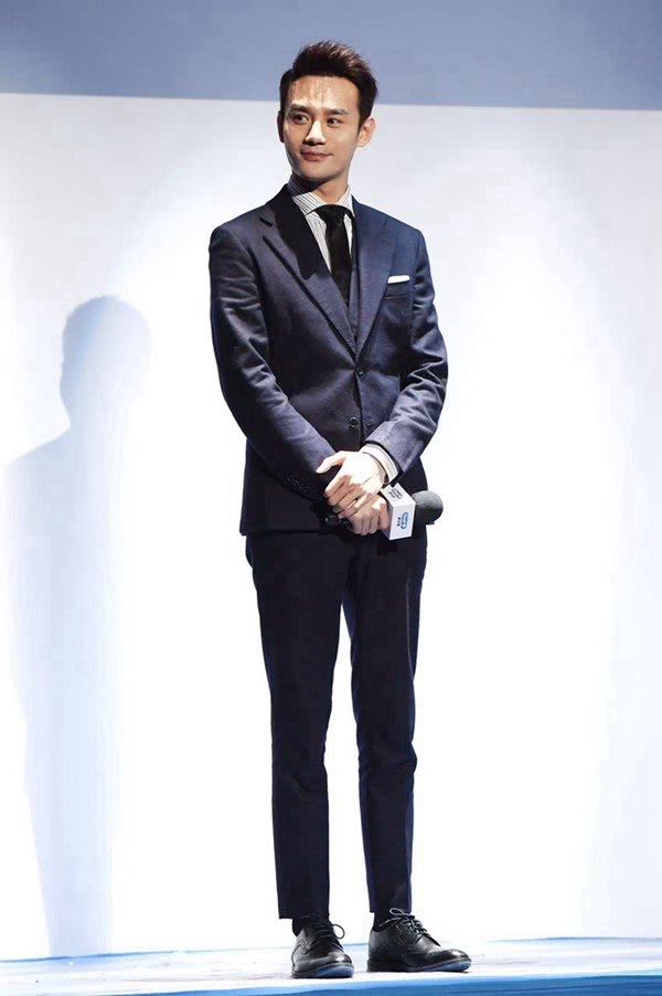 王凯着实太瘦了,所以给人一种他个子应该不高的感觉,实际上他身高182