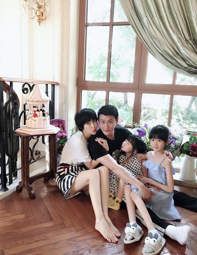 陆毅晒一家四口合照,贝儿大长腿让网友羡慕,陆毅的回应亮了