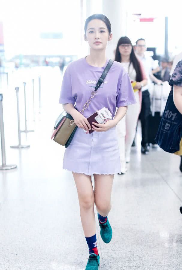 李沁穿彩虹色短裤现身,搭配黑色长筒袜,网友:这回终于穿对了!