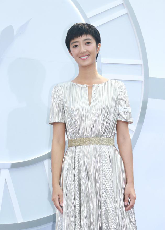 近日出席某活动的桂纶镁被记者问起男友的近况,被她用四个字回应:不便