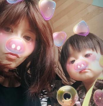 贾静雯晒咘咘合影表情神同步 搞怪自拍晒一家的照片