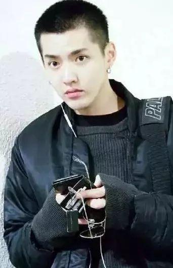 黄子韬手机壳自恋,千玺手机壳真潮,鹿晗跟助理