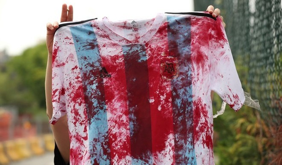 国家队血衣 脚踩梅西球衣