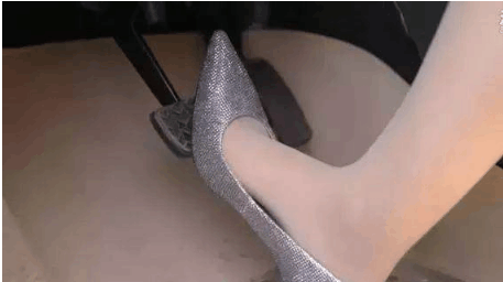 我们不是怕女司机, 而是怕她们这样"玩"车! 你见过几种?