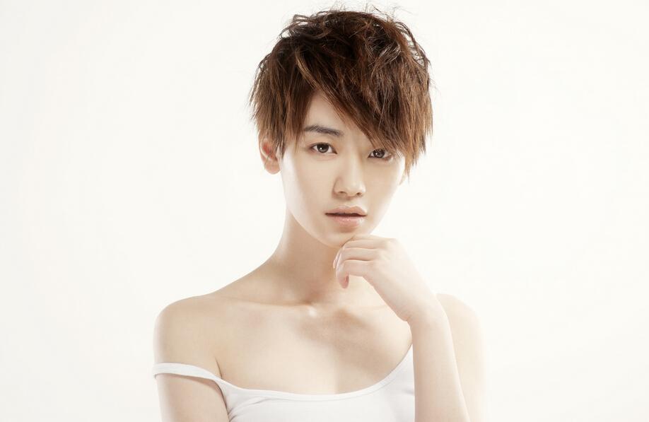 她曾是《我型我秀》冠军,一直不温不火,只因是个"假小子"?