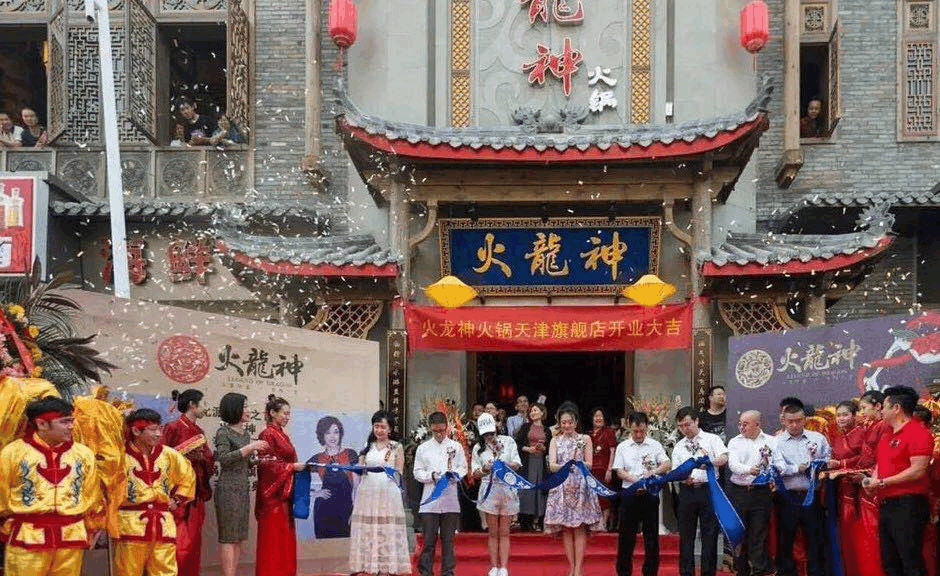 刘晓庆现身自家火锅店开业现场,都64岁了美腿竟还如此吸晴