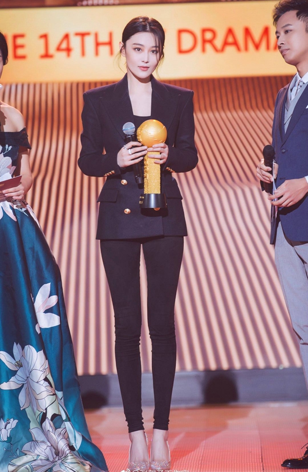 170cm张馨予腿可真长,穿条纹短裙秀身材,秒变18岁少女样儿!