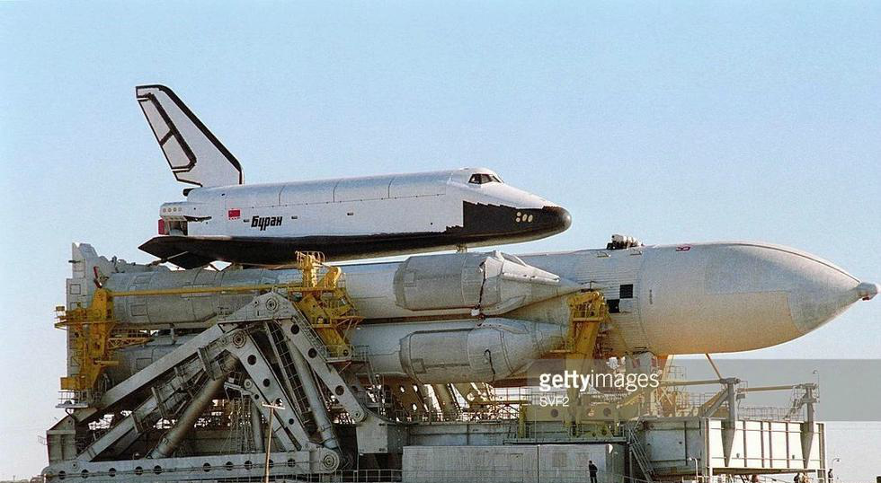 苏联"暴风雪"号航天飞机在"能源"号运载火箭的助推之下进行首次发射