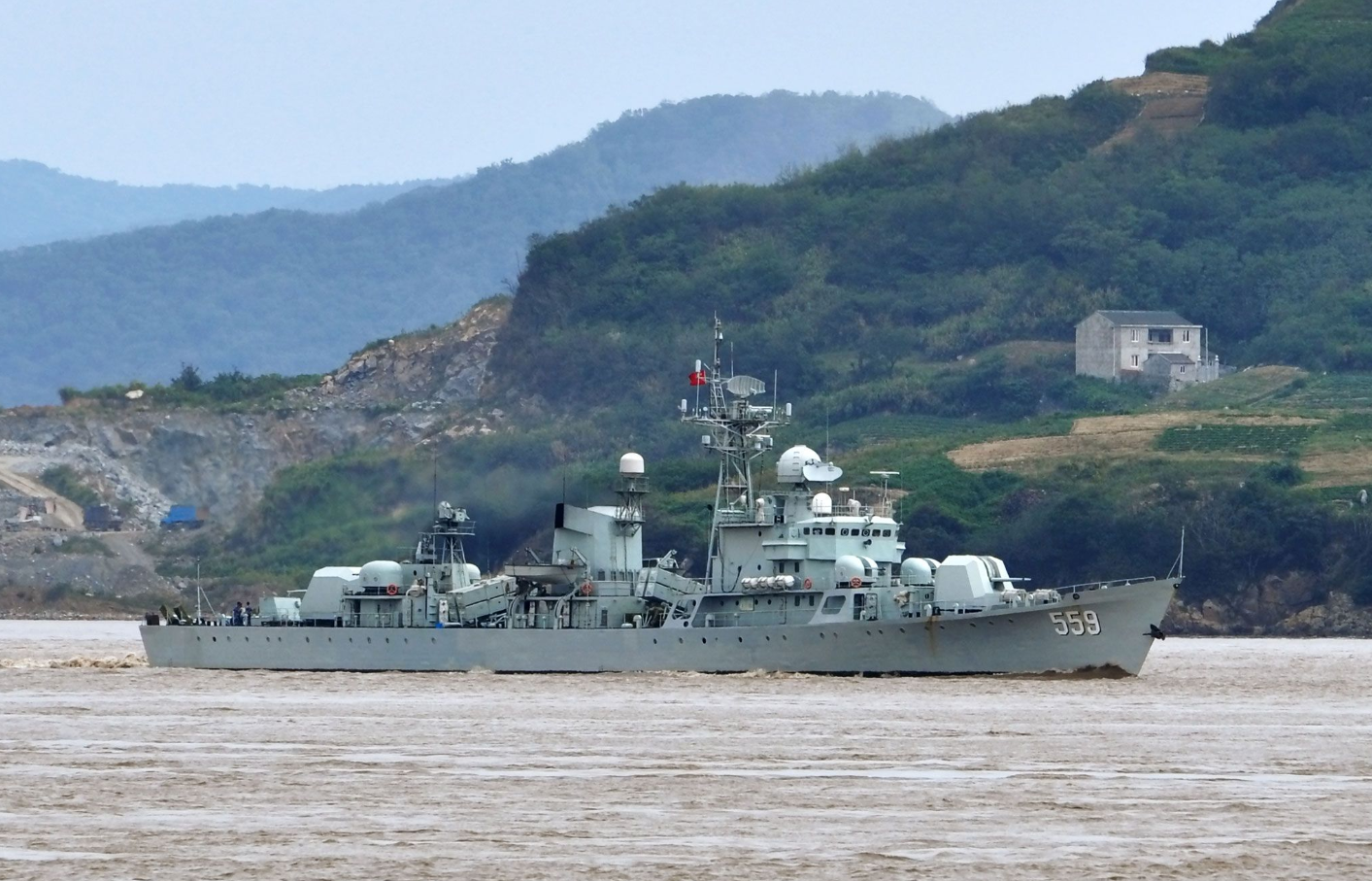 舷号559佛山舰湛江号驱逐舰于1986年8月在大连造船厂建造,1988年8月1
