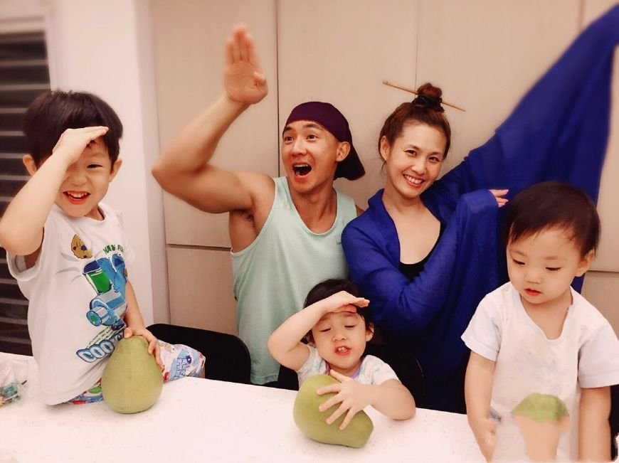 刘畊宏46岁生日,妻子带儿女到剧组为其庆生,一家五口团聚超幸福