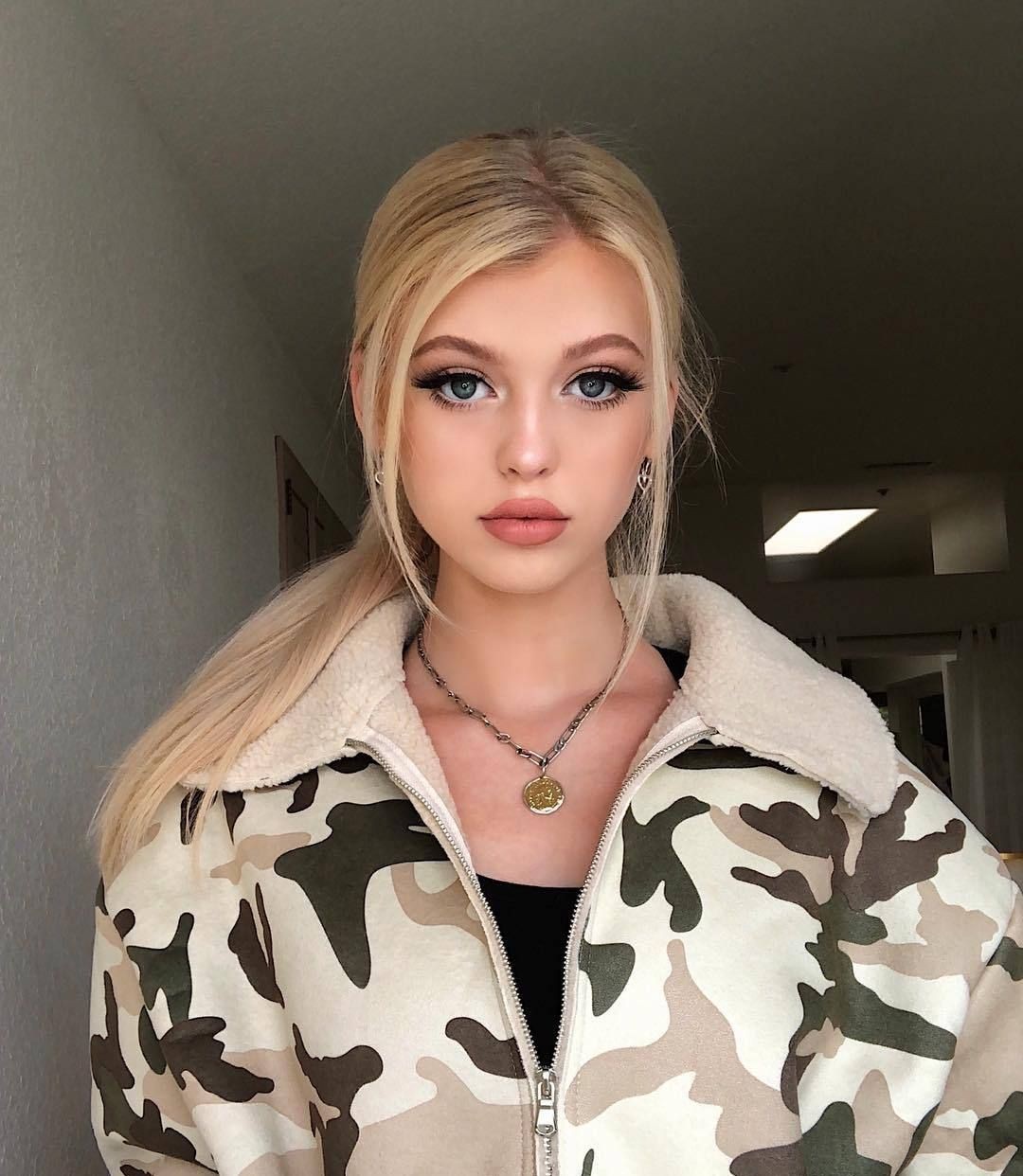 这位金发美少女就是美国著名网红,只有16岁的loren gray,她在2002年