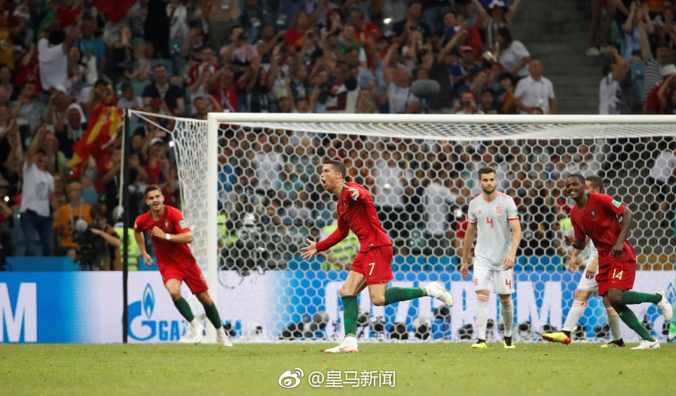 9张图重现c罗任意球破门瞬间.皮克,布斯克茨高高跳起