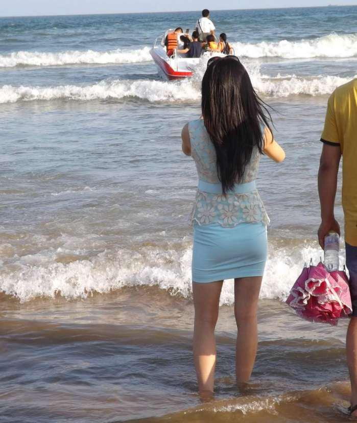 街拍, 时尚女孩海边玩耍, 放松心情的女孩真美, 身材引人眼球