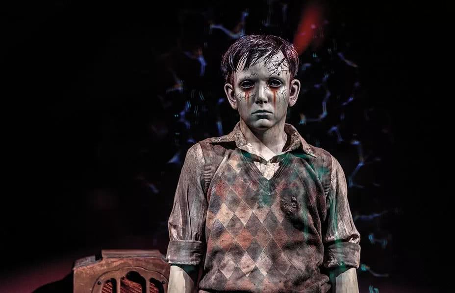 以为他是个"被魔鬼眷顾的孩子",祖母认为他罪孽深重会向他身上洒圣水