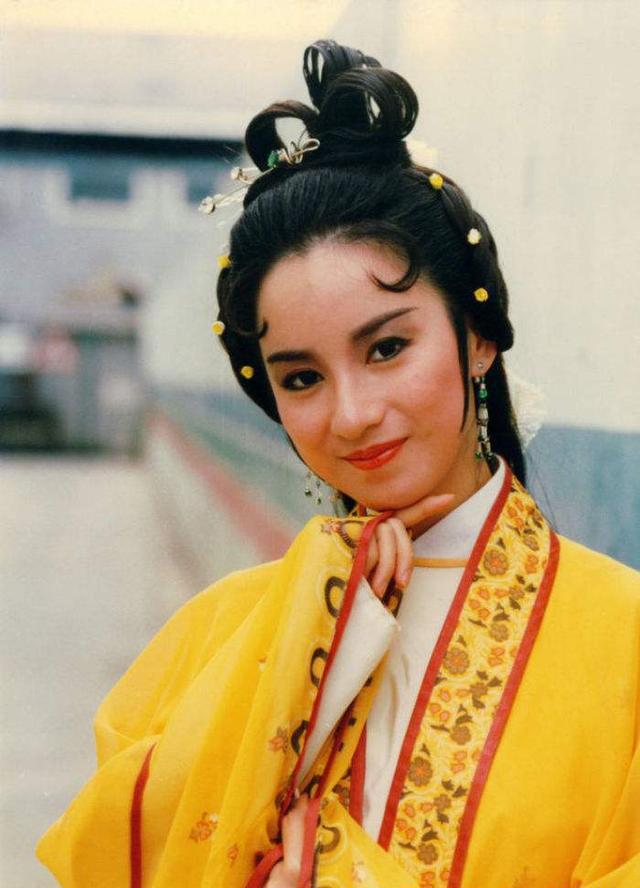 《倚天屠龙记》中饰演黄衫女子,同年与苗侨伟主演电视剧《狄青》