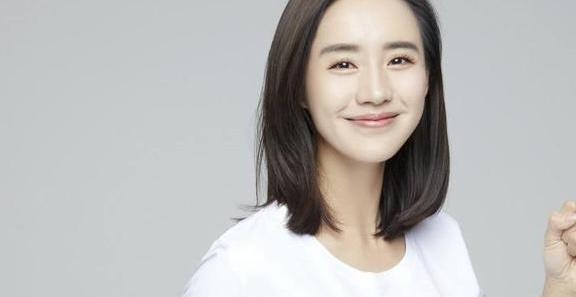 据了解,王智在2017年11月9日被拍到与男友尤奕领证结婚,王智的丈夫