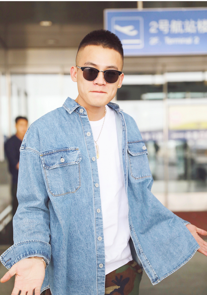 欧豪穿搭牛仔衣搭配迷彩裤蜜汁现身机场面戴墨镜星范儿足