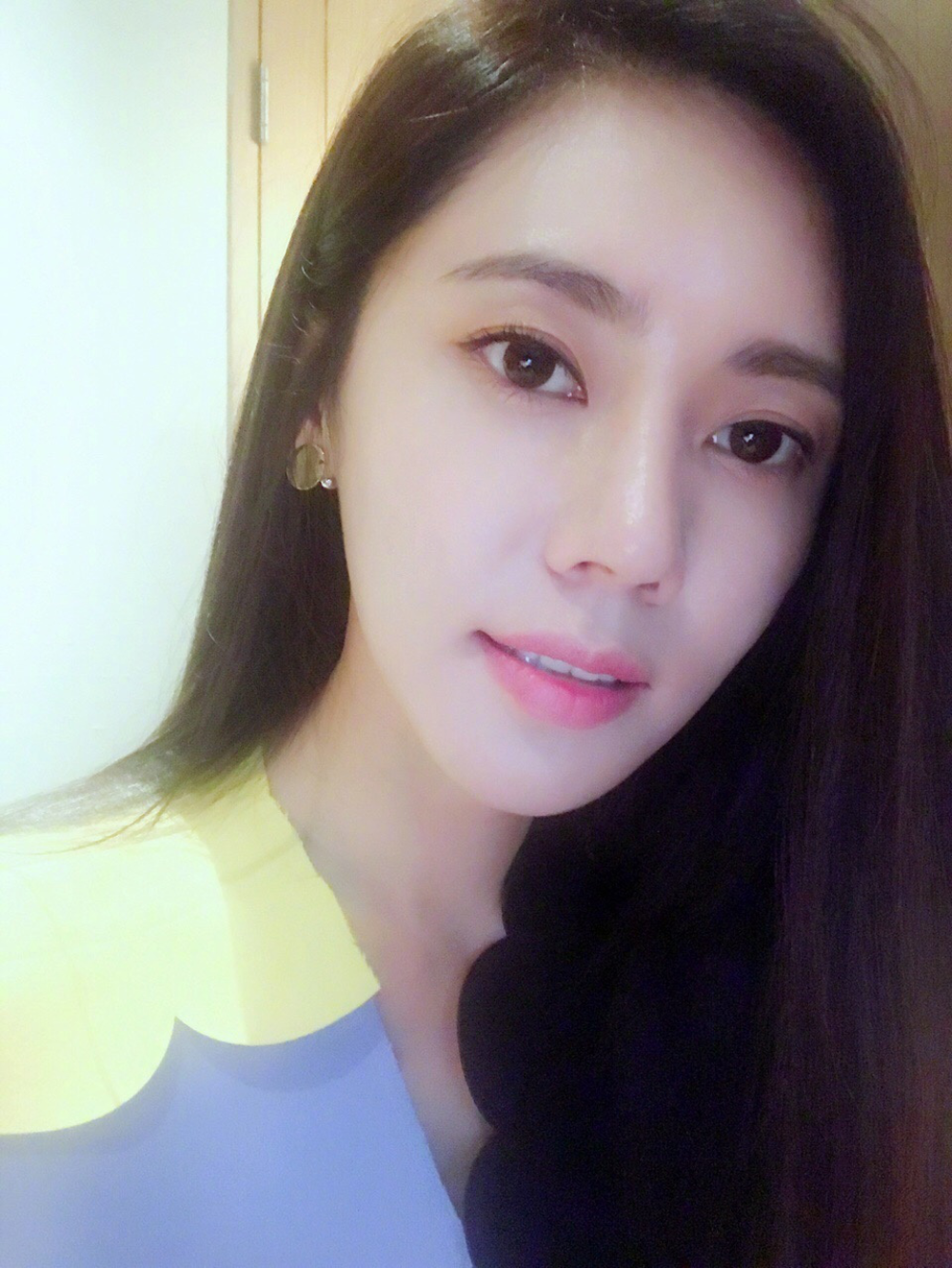 秋瓷炫近距离自拍照展现她精致的美