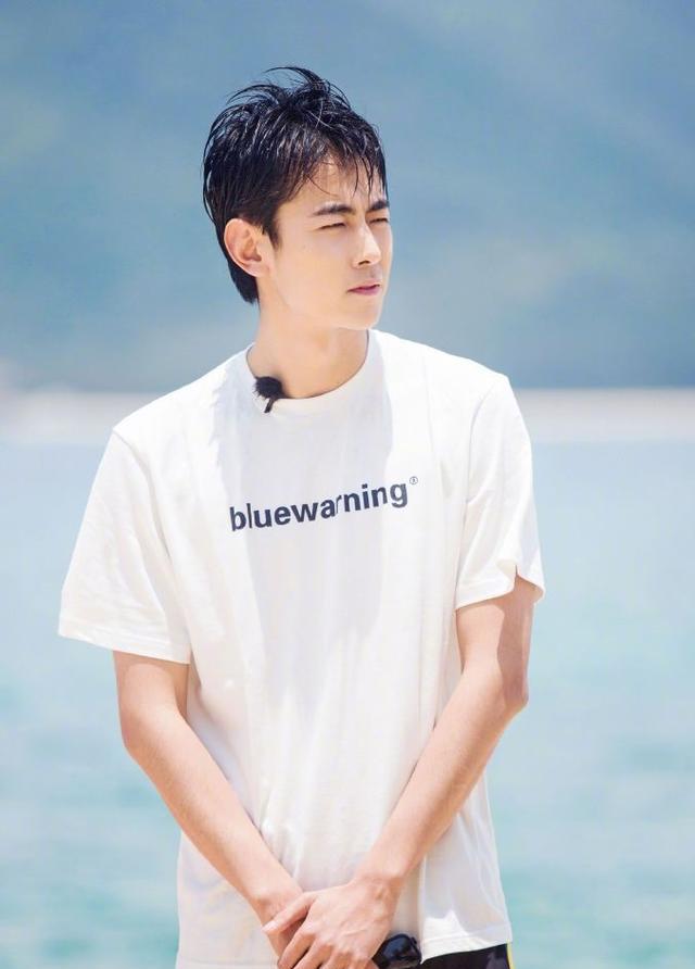 纪凌尘瘦好多下巴都成尖的了侧面看更是像换了个人