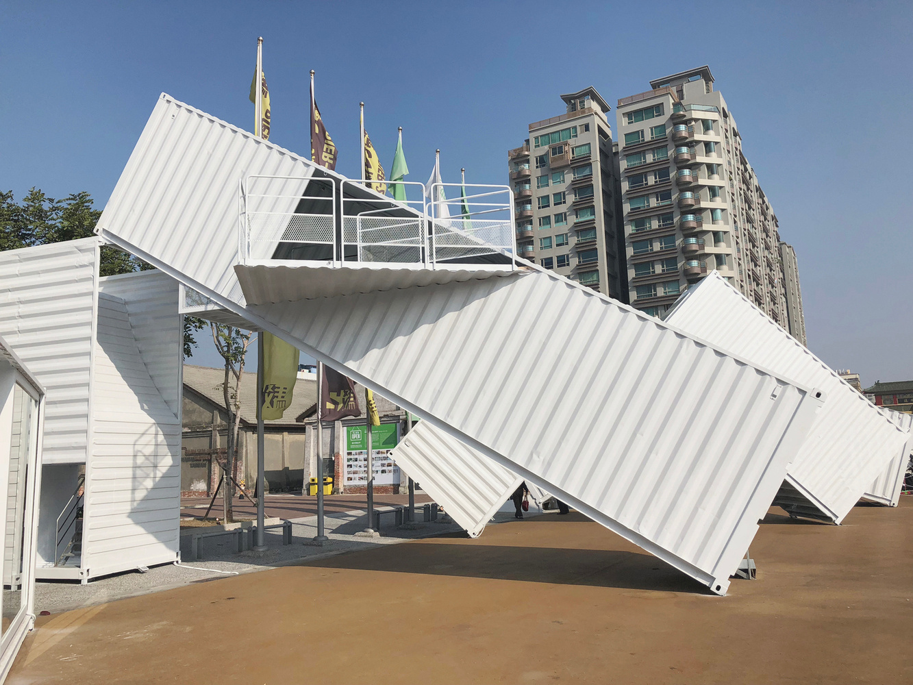 高雄货柜艺术节装置,在集装箱中穿越人生五大阶段丨ml architect