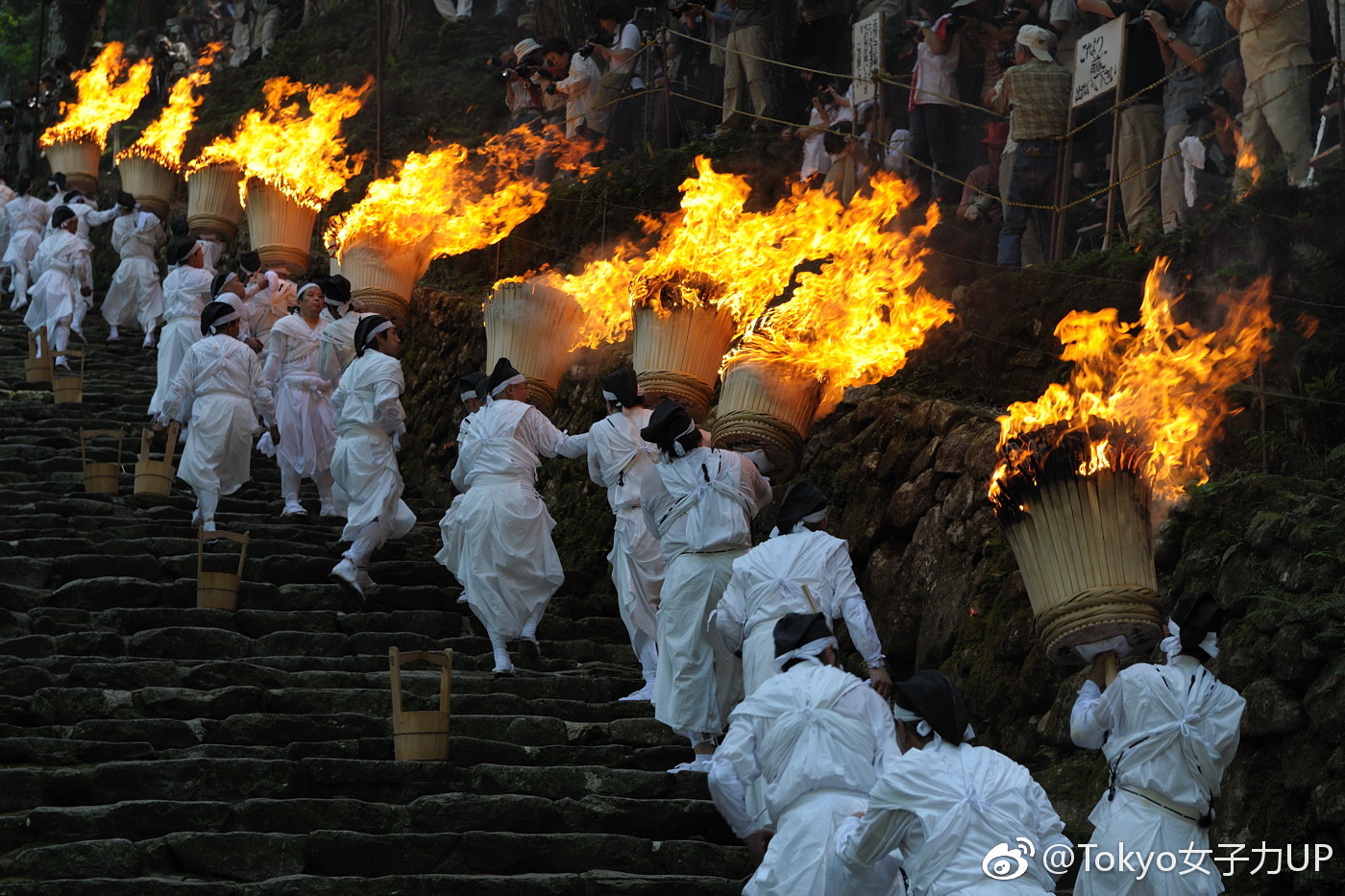 那智扇祭是每年7月14日在熊野那智大社举办的例行祭祀祭典