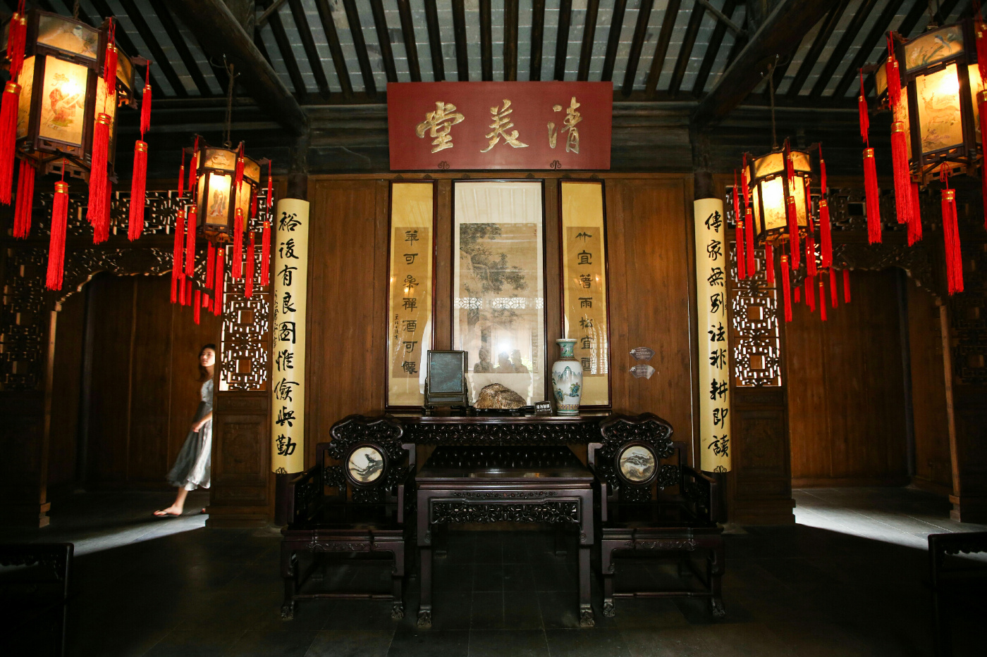 个园的四季园正中间为"宜雨轩",东阔三楹,四面虚窗,可一览园中全景.