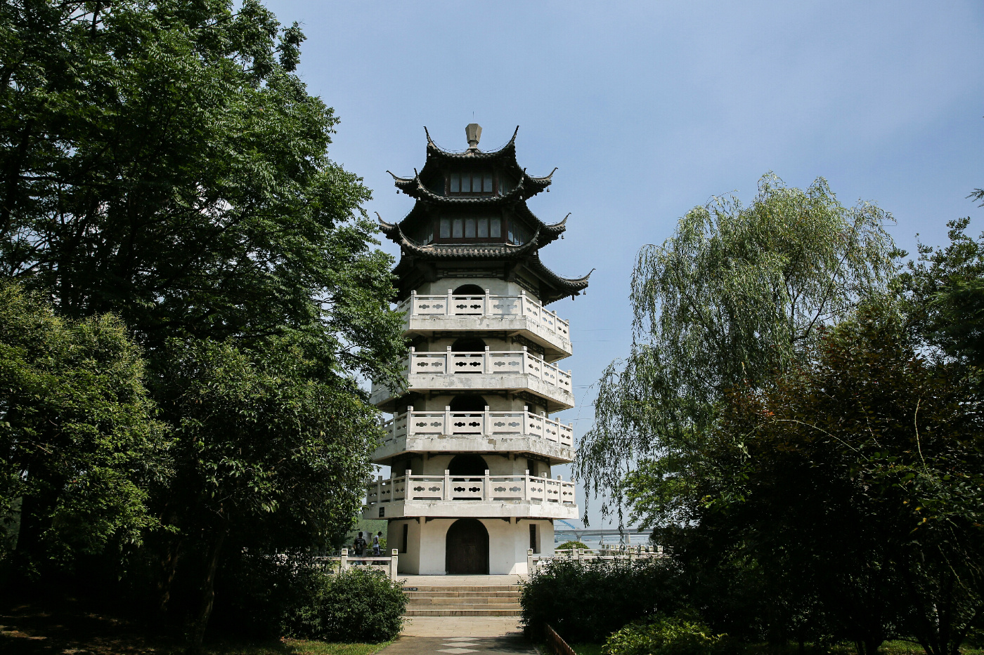 天乐湖嬉戏谷仪征江扬天乐湖旅游度假区位于扬州市西郊的山水生态名镇